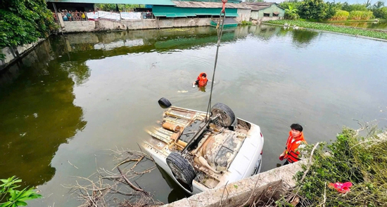 Ô tô lao xuống ao, một người đàn ông tử vong