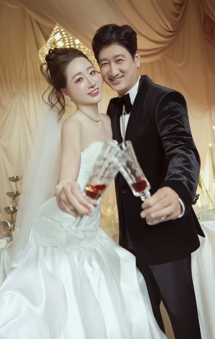 Diễn viên Thùy Anh vừa đăng tải bộ ảnh cưới cùng NSƯT Ngọc Quỳnh, ghi lại những khoảnh khắc ngọt ngào trước lễ cưới dự kiến diễn ra vào tháng 9 tại Hà Nội.