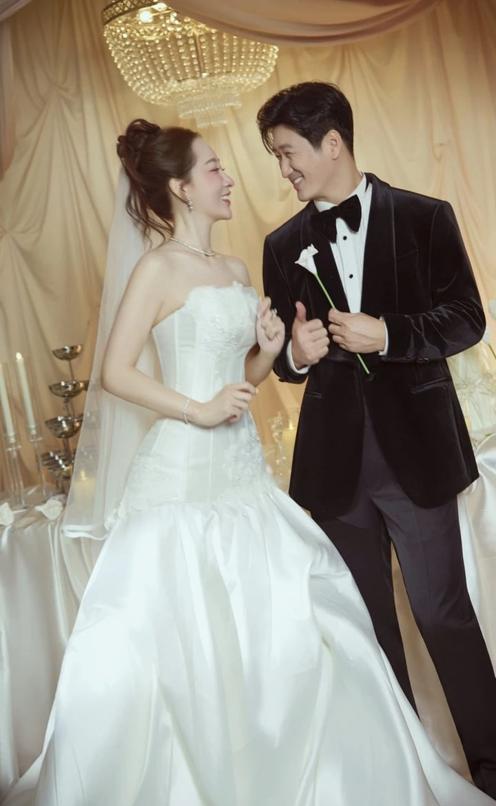 Trong bộ ảnh, Thùy Anh lựa chọn thiết kế váy cưới cúp ngực với phần corset ôm sát, tôn vóc dáng thanh thoát. Còn NSƯT Ngọc Quỳnh xuất hiện lịch lãm trong những bộ vest tông đen và xanh rêu, sang trọng nhưng gần gũi.