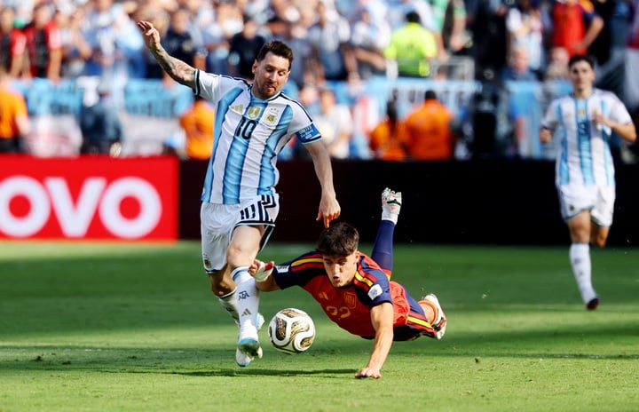 Cubarsi 19 tuổi theo kèm Messi 39 tuổi ở chung kết World Cup 2026. (Ảnh: Reuters)