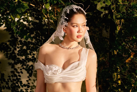 Ngọc Trinh mặc váy cưới xinh đẹp như nữ thần, chia sẻ về hạnh phúc 'mọi cố gắng rồi cũng được đền đáp'