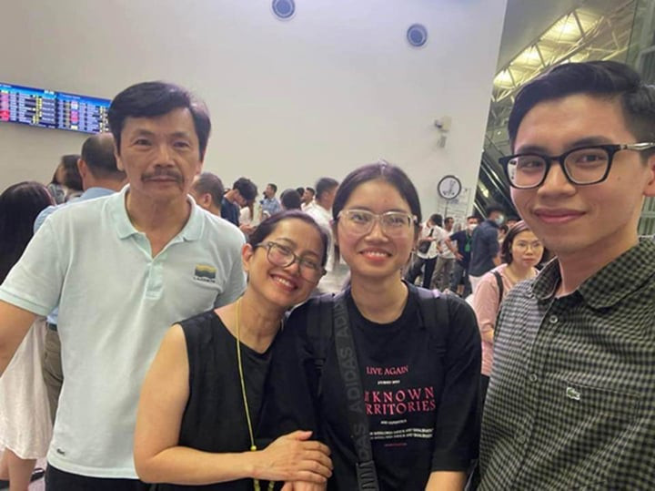 Ngoài đời, nam nghệ sĩ sống giản dị, kín tiếng. Hiện ông vẫn tiếp tục đóng phim, tham gia giảng dạy sau khi nghỉ hưu.