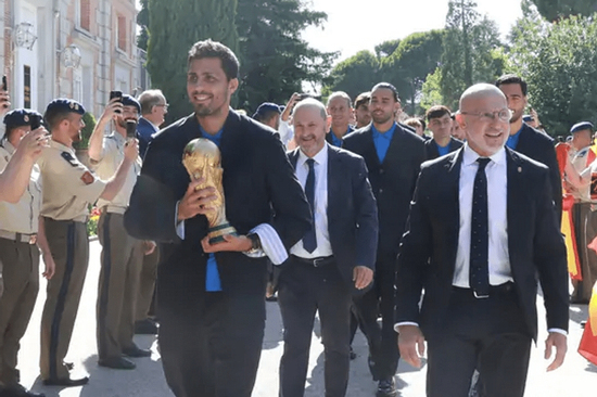Đội tuyển Tây Ban Nha suit chỉn chu diện kiến hoàng gia sau chức vô địch World Cup 2026
