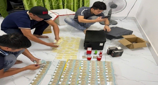 Đột kích 'xưởng' làm giả hàng trăm căn cước công dân, giấy phép lái xe