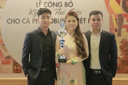 Hình ảnh hiếm hoi của 2 con trai nhà ông Đặng Lê Nguyên Vũ: Phong thái chuẩn thiếu gia nhà nghìn tỷ