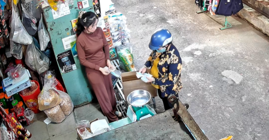 Mẹ mất đã 2 năm, khách hàng vẫn tìm đến trả món nợ cũ khiến con gái nghẹn ngào
