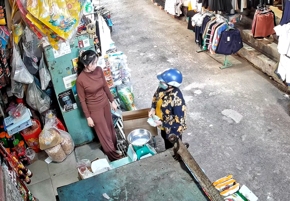 Mẹ mất đã 2 năm, khách hàng vẫn tìm đến trả món nợ cũ khiến con gái nghẹn ngào插图1 tra-no-2.png