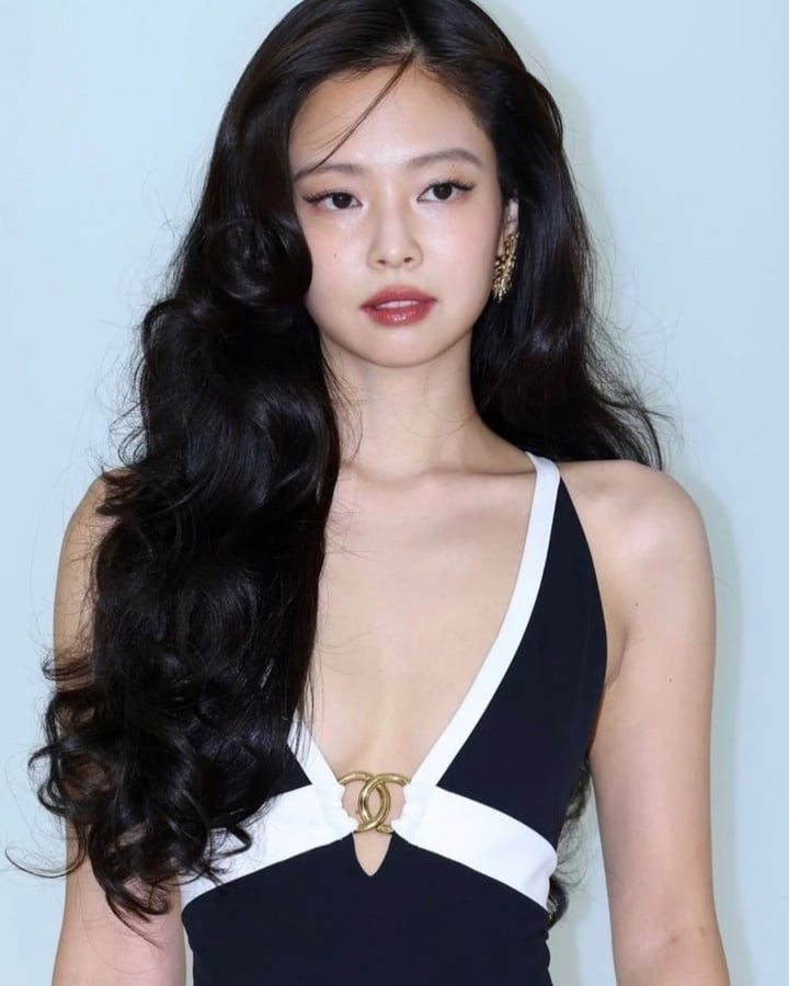 Jennie duy trì sức hút toàn cầu với các hoạt động âm nhạc, thời trang và diễn xuất. (Ảnh: Bella)