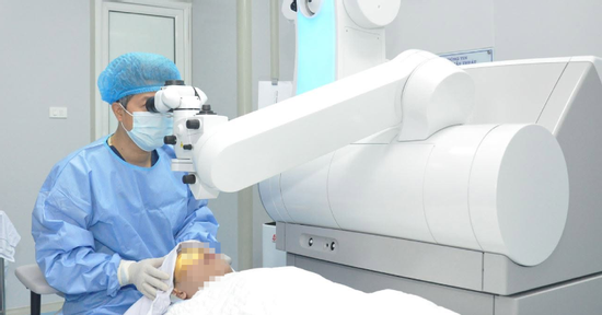Bệnh viện Mắt Trung ương nói gì khi bị tố tráo đổi phương pháp mổ cận?