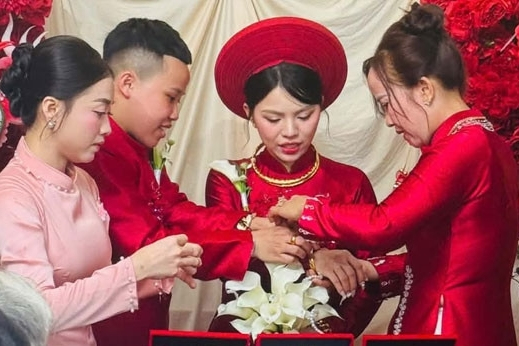 Xôn xao đám cưới ‘không chú rể' ở miền Tây, hai gia đình tặng 11 sổ đỏ, 5 cây vàng