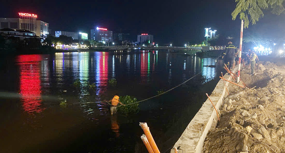 Hai bé trai rủ nhau tắm sông, một em tử vong, em còn lại mất tích插图 duoi nuoc An Gang 1.png