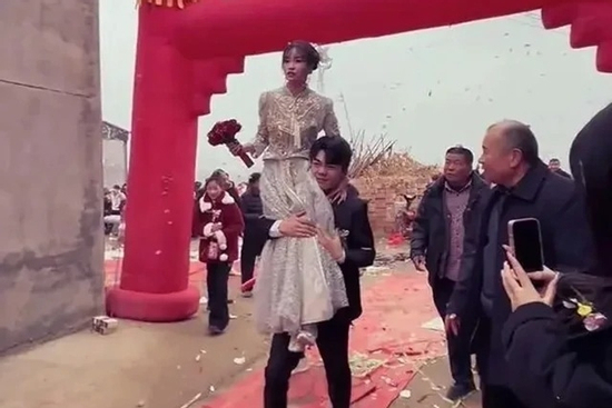 Vừa thấy cô dâu, chú rể làm điều bất ngờ khiến hai họ 'đứng hình'