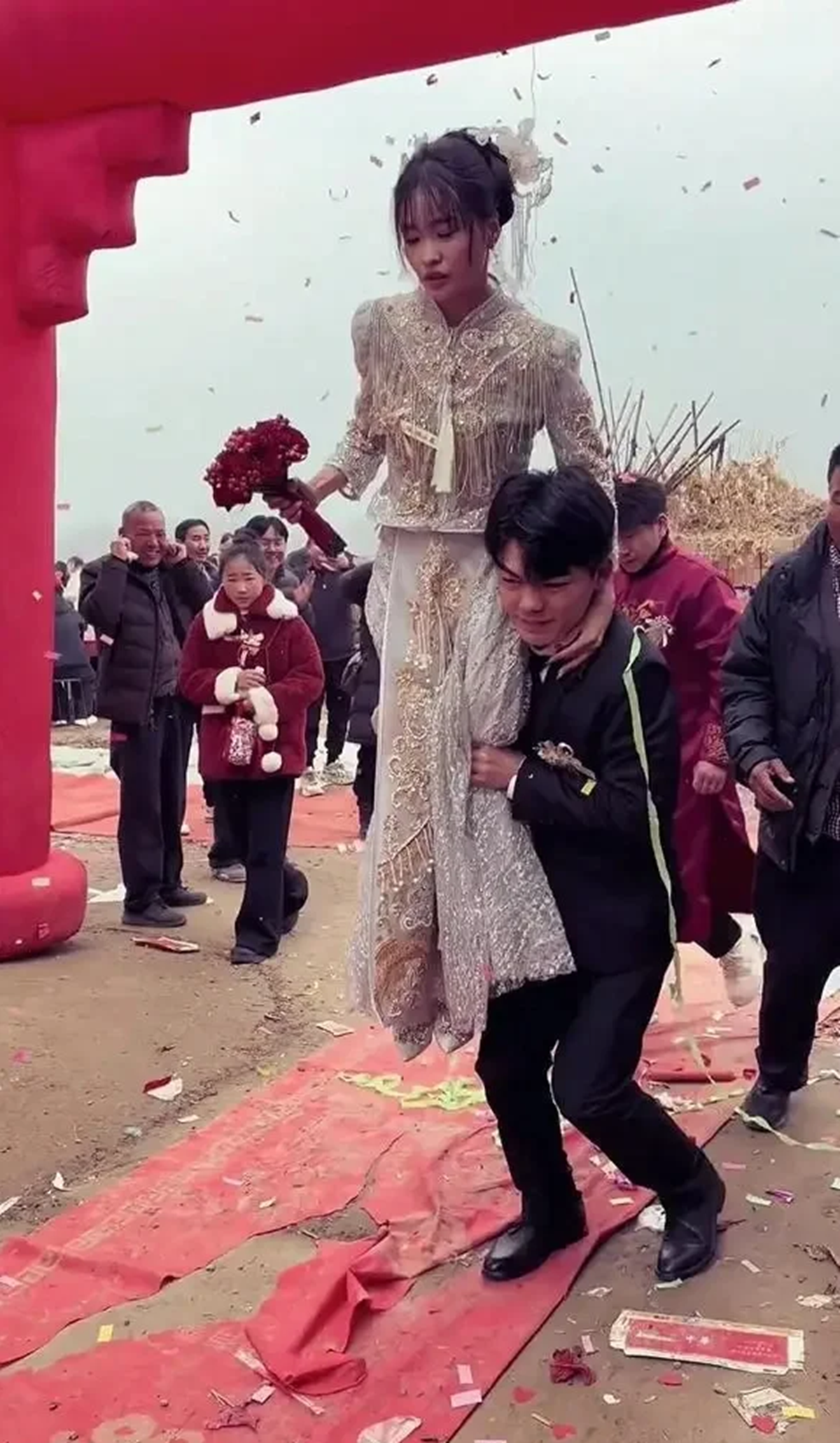 Vừa thấy cô dâu, chú rể làm điều bất ngờ khiến hai họ 'đứng hình'插图2 Vừa thấy cô dâu, chú rể làm điều bất ngờ khiến hai họ