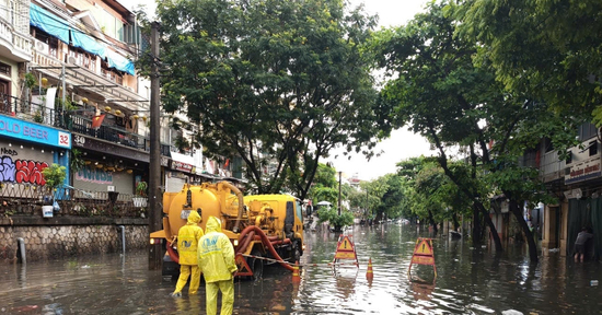 Mưa lớn từ sáng sớm, nhiều tuyến phố Hà Nội dềnh nước
