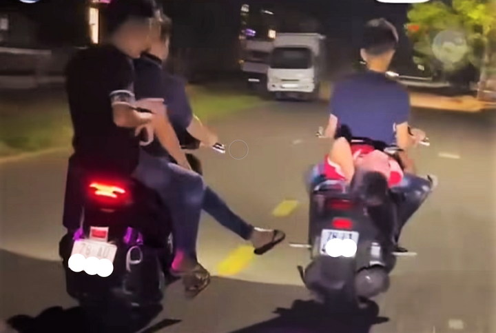 Hình ảnh nhóm 5 thanh thiếu niên cầm lái xe máy