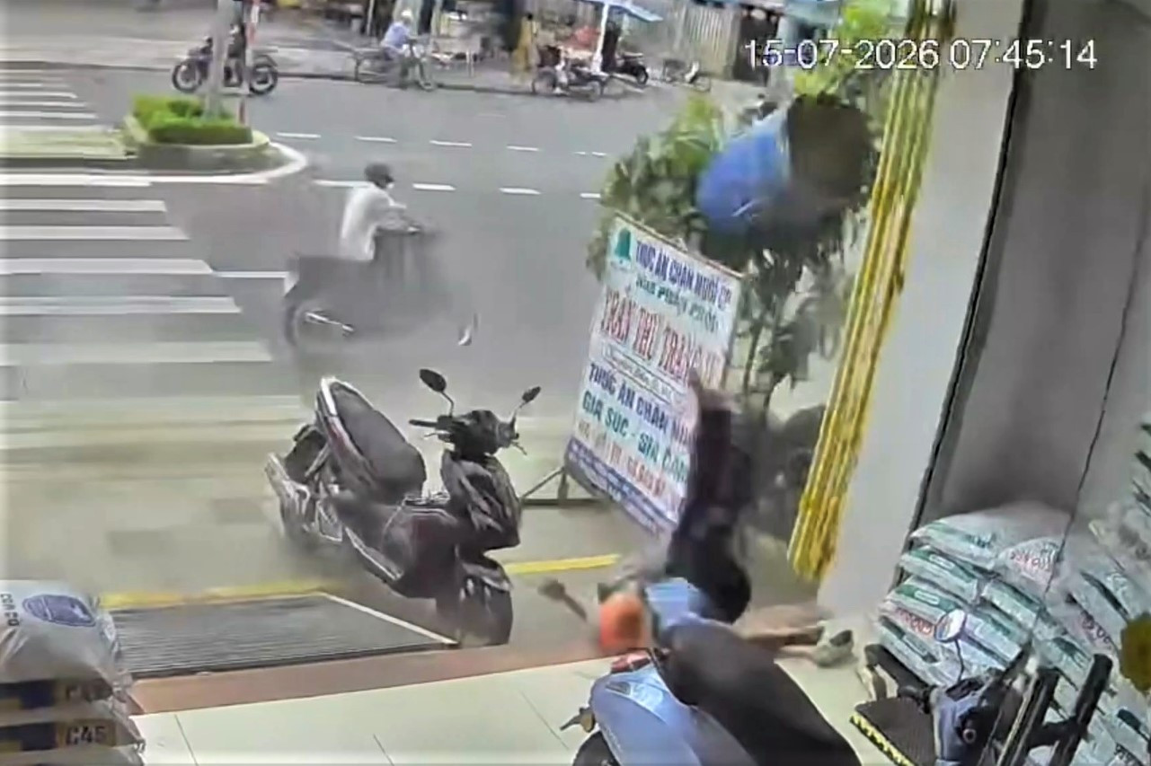 Khoảnh khắc thùng phuy phát nổ như bom, hất văng người đàn ông trên vỉa hè插图 Untitled.jpg