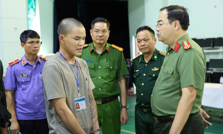 Lãnh đạo Công an tỉnh, Viện Kiểm sát nhân dân tỉnh và Ban Chỉ huy Bộ đội Biên phòng tỉnh Lai Châu trực tiếp kiểm tra, làm việc với những người liên quan trong quá trình đấu tranh Chuyên án 0726L. (Ảnh: Công an tỉnh Lai Châu)