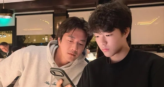Con trai Kwon Sang Woo 'Bản tình ca buồn' tuổi 17 cao 1,82m, giống cha như đúc