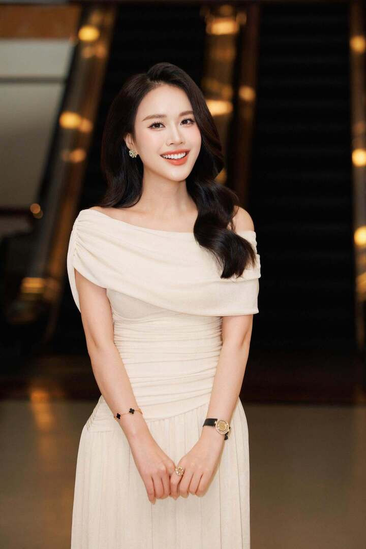 Sinh năm 1997 tại Hải Phòng, Ngô Mai Phương là diễn viên, MC của một số chương trình trên sóng truyền hình VTV. Trước đó, cô từng có thành tích học tập tốt và giành vị trí Á khôi 1 cuộc thi