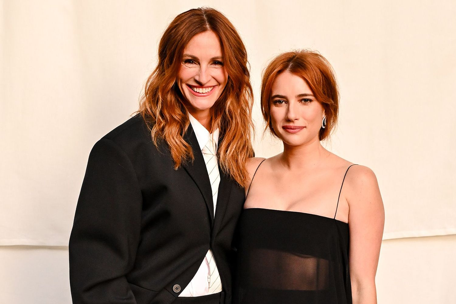 emma roberts julia roberts veuve clicquot simon porte jacquemus 091025 a22a0d30cc844c9c92e43862a0c01f48