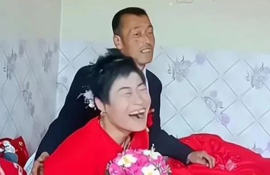 Giữa đám cưới, cô dâu liên tục có 'biểu hiện lạ' gây tranh cãi