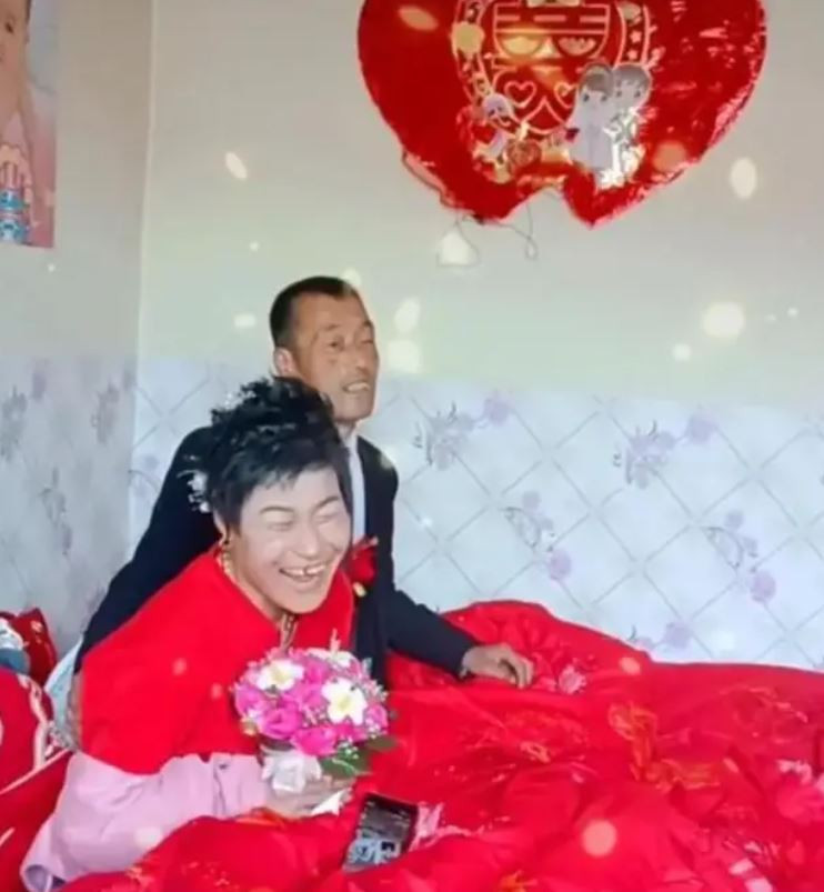 Giữa đám cưới, cô dâu liên tục có
