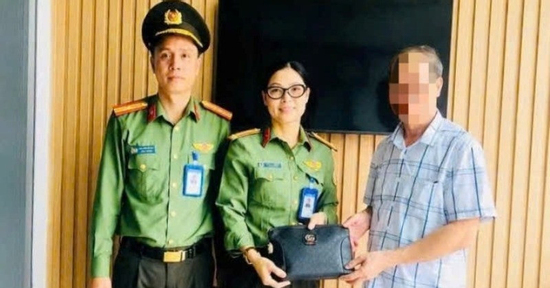 Nam hành khách để quên túi da màu đen chứa tài sản hơn 4 tỷ đồng ở sân bay