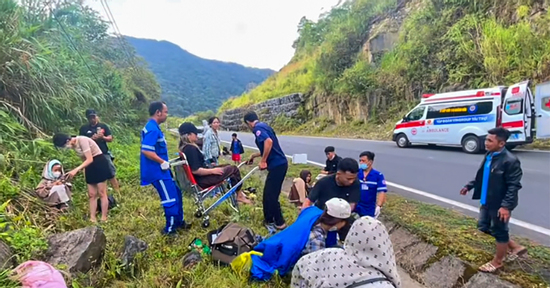 Ô tô khách tông vào vách núi trên đèo Khánh Lê, hành khách hoảng loạn