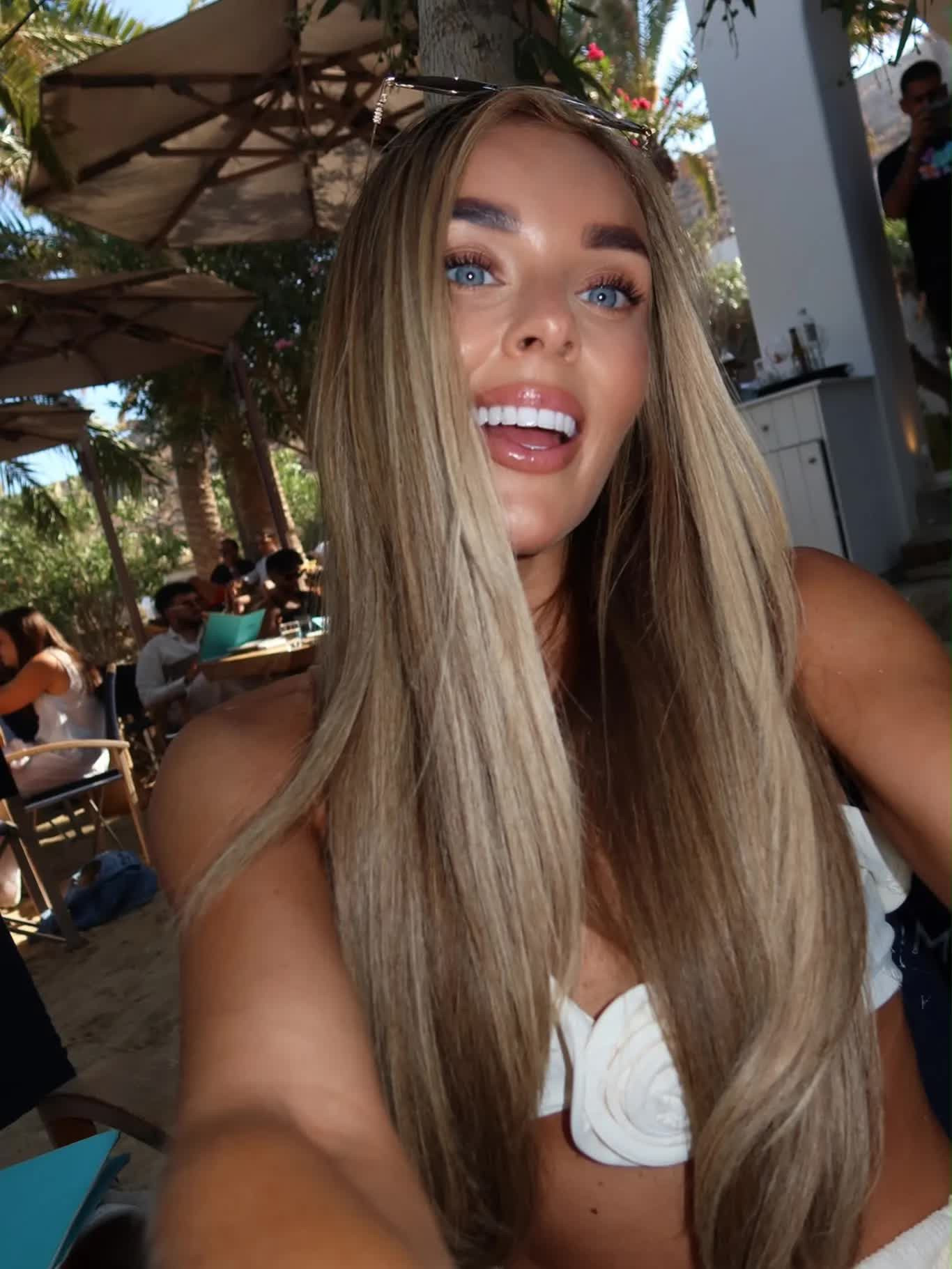 Sao tuyển Anh đi 'xả hơi' sau World Cup cùng vợ đẹp, nàng WAG diện bikini nóng bỏng khung hình插图3 dean henderson holidays bikini clad 1097729613 1785110237566124657666