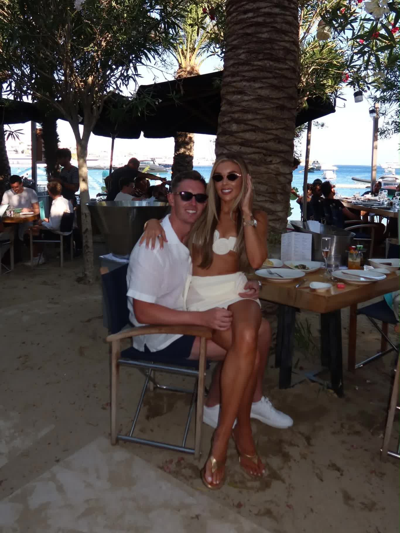 Sao tuyển Anh đi 'xả hơi' sau World Cup cùng vợ đẹp, nàng WAG diện bikini nóng bỏng khung hình插图 dean henderson holidays bikini clad 1097729607 1785110244066452275486