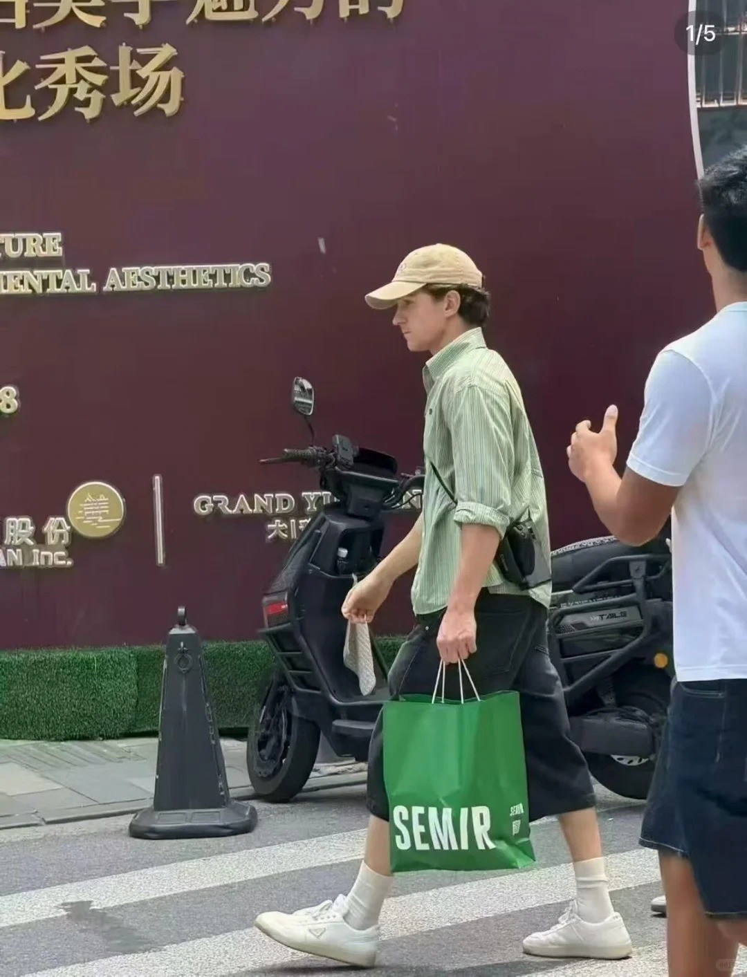Không cần chiến dịch tiền tỷ, Tom Holland khiến thương hiệu Trung Quốc cháy hàng chỉ bằng một chiếc quần lửng giảm giá mua vội giữa trời nóng - Ảnh 1.