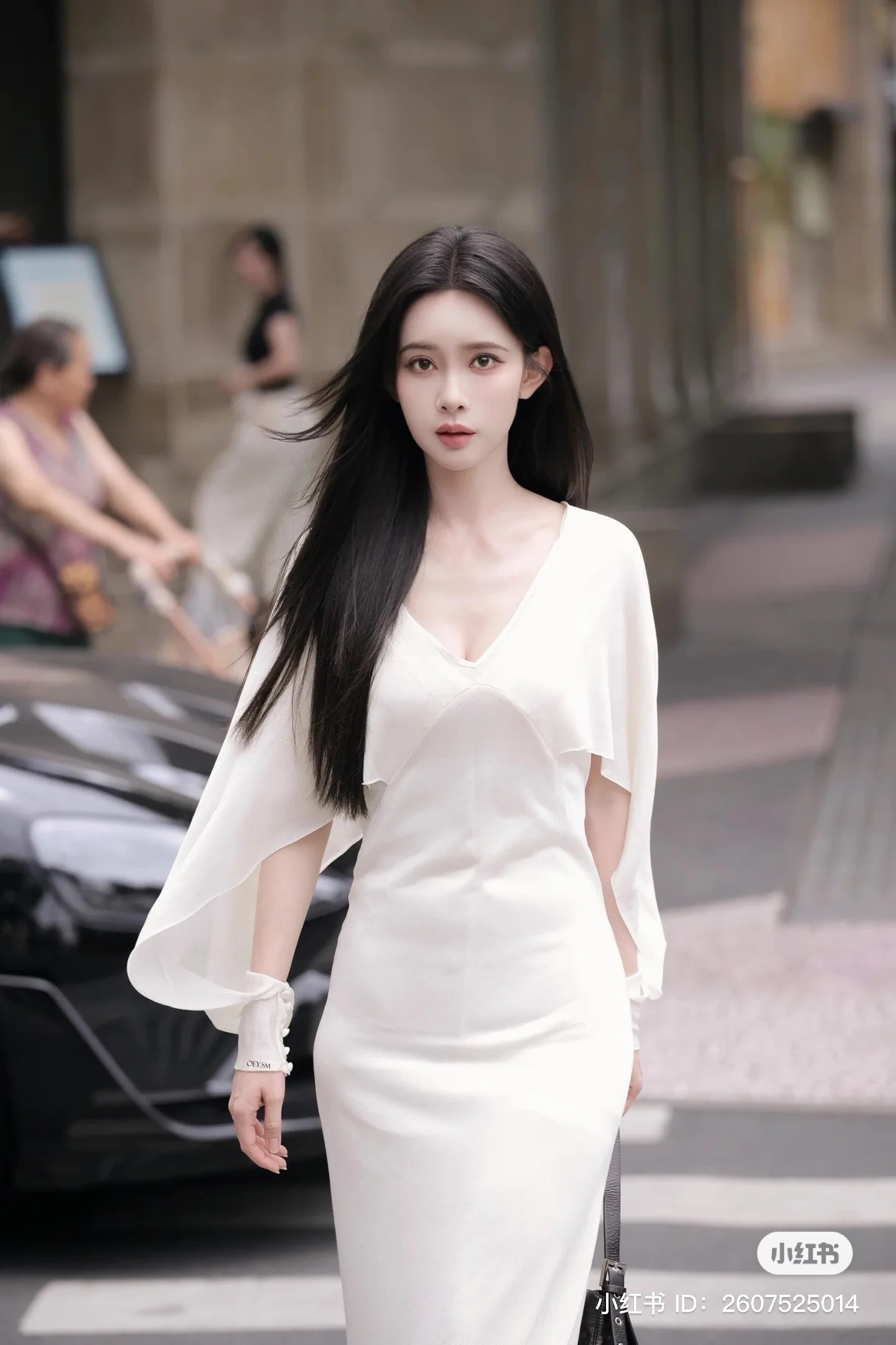 Mẫu váy quá dài khiến Mạnh Tử Nghĩa vô tình vấp ngã.