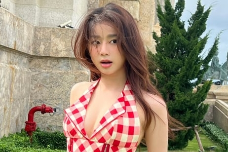 Thư Đan Nguyễn và gu thời trang gợi cảm 'hack' tuổi