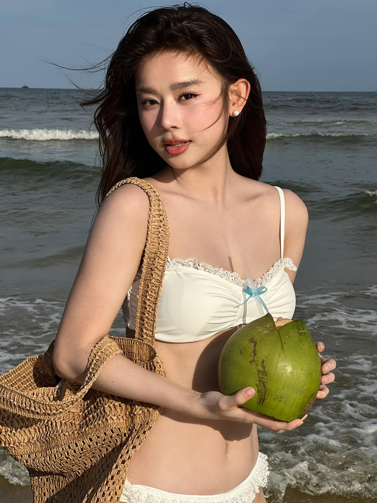 Thư Đan Nguyễn và gu thời trang gợi cảm 'hack' tuổi插图 Thư Đan Nguyễn và gu thời trang gợi cảm 'hack' tuổi插图