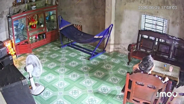 Clip bà ngồi thẫn thờ khi 'khối nghỉ hè' rời quê về phố khiến dân mạng rưng rưng