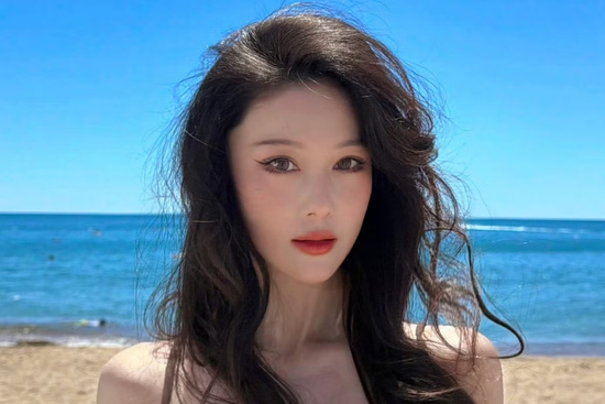 Vóc dáng siêu thực của mỹ nhân từng bị đuổi khỏi showbiz