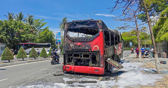 Xe khách bất ngờ bốc cháy dữ dội gần trường đại học, nhiều tiếng nổ phát ra