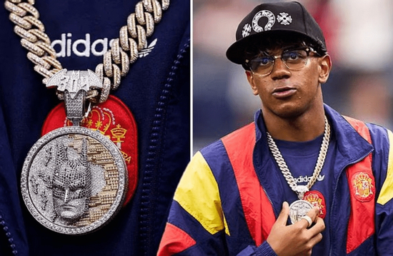 Lamine Yamal đeo dây chuyền Batman bạc tỷ và chiếc băng đô 'Ego' đầy ẩn ý gây sốt World Cup