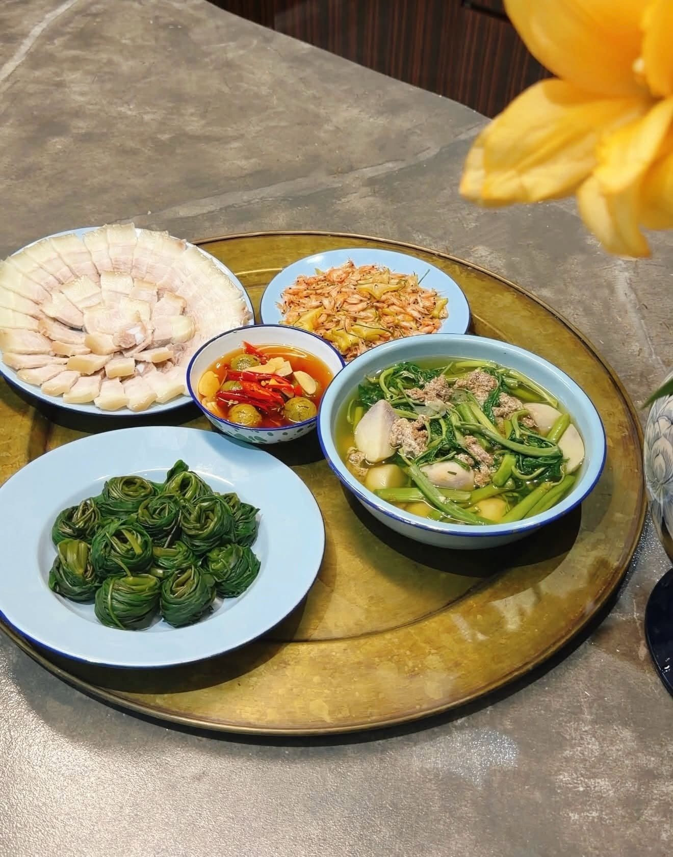 phuong-oanh-khoe-bua-com-ngay-he-dam-bac-chi-tiet-doc-la-gay-chu-y-1-1783004565.jpg