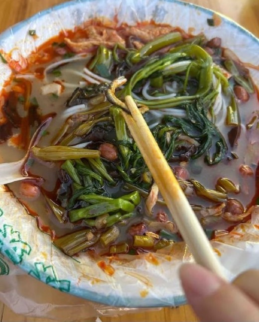 Đang ăn bún, người phụ nữ