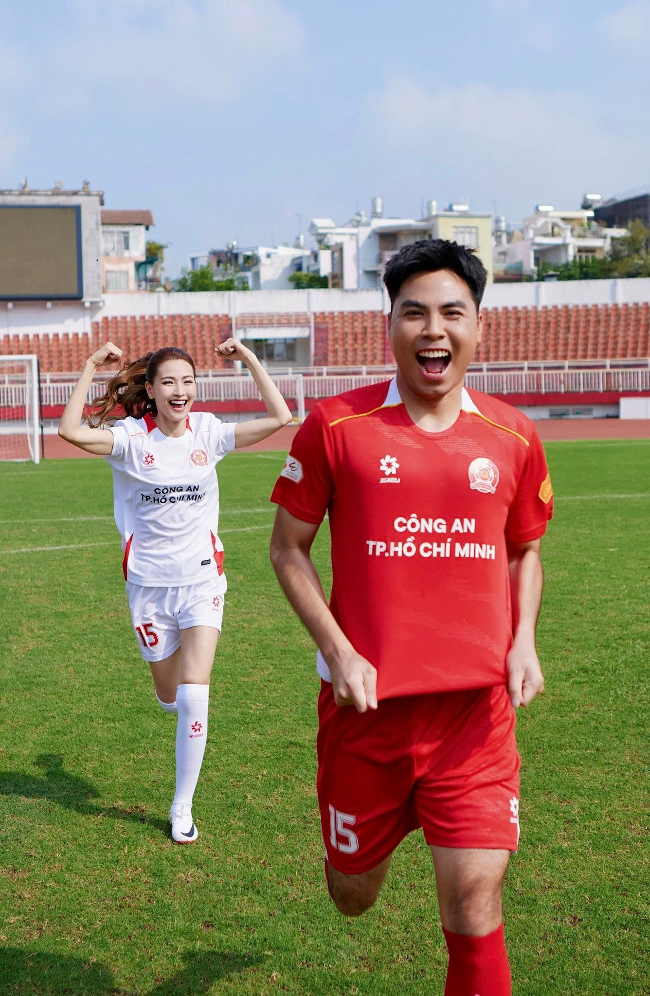 Có thể là hình ảnh về một hoặc nhiều người, mọi người đang chơi bóng đá, mọi người đang chơi bóng bầu dục và văn bản cho biết 'CONGAN rPHo TPHOCHMu TRGNGAN CHEMIN 膏 ขสบ CÔNG AN TP.HỐCHÍMINH TP.HỖ CHÍ MINH 5 15'