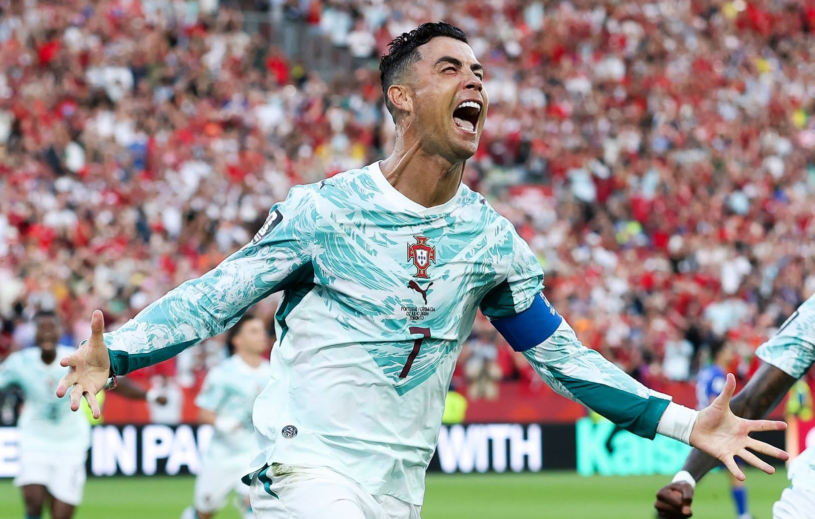 Ronaldo lẩm bẩm điều gì trước khi sút thành công quả 11m?插图1 73641347322805396660196402276193016867230637n1