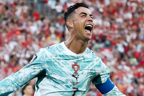 Ronaldo lẩm bẩm điều gì trước khi sút thành công quả 11m?插图2 Ronaldo lẩm bẩm điều gì trước khi sút thành công quả 11m?插图2