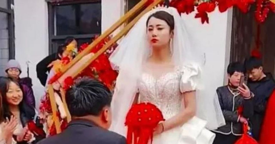 Chú rể quỳ gối trao hoa, cô dâu dâu liên tục 'biểu cảm lạ', lạnh lùng quay đi: Chua xót câu chuyện phía sau
