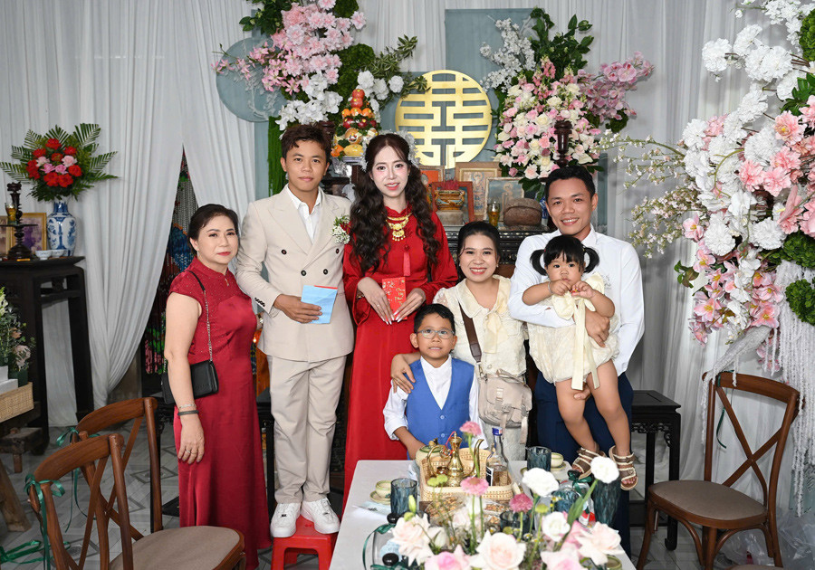 Cưới cô gái Đồng Tháp cao 1m82, chú rể 1m67 bắc ghế 25cm chụp ảnh插图2 anh 5.jpg