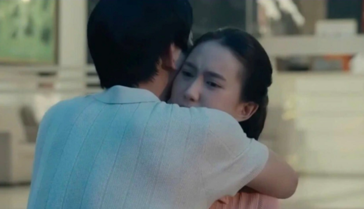 Dương và Trang ôm nhau đoàn tụ gây tranh cãi.