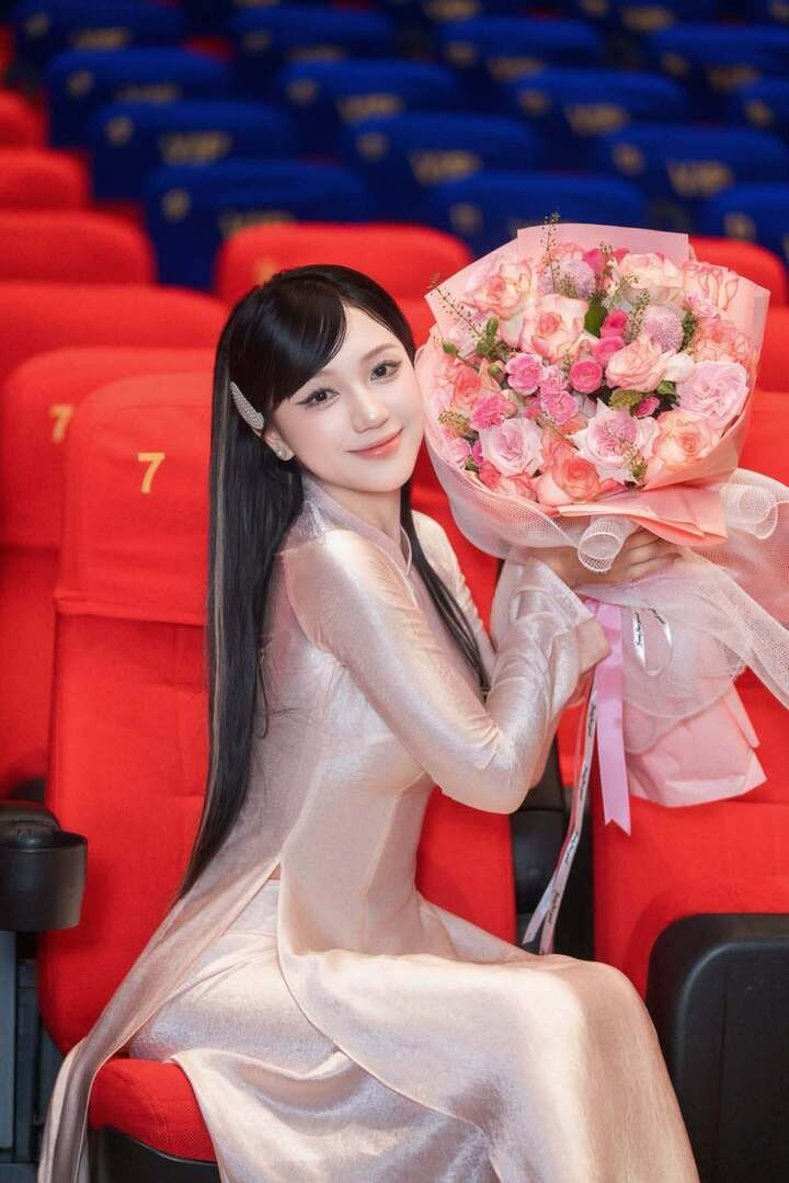 Ít ai biết rằng, “Thanh âm vượt đại dương” cũng là dấu mốc đặc biệt trong sự nghiệp của Thùy Dương. Cô được đạo diễn Đào Duy Phúc lựa chọn khi vẫn còn là sinh viên năm cuối. Đây chính là lần đầu tiên Thùy Dương đảm nhận vai chính trên màn ảnh rộng.