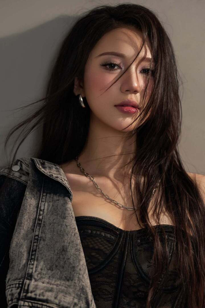 Bên cạnh diễn xuất, Thùy Dương còn là người mẫu ảnh, tham gia đóng quảng cáo. Nữ diễn viên sinh năm 2003 gây ấn tượng với làn da sáng, gương mặt nhỏ nhắn cùng nụ cười dịu dàng.