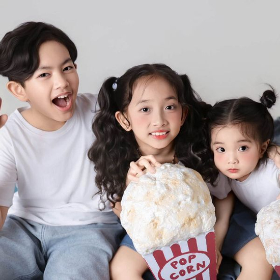 Phan Hiển than 'khủng hoảng tuổi 33', netizen chỉ mải ngắm 3 nhóc tỳ nhà Khánh Thi