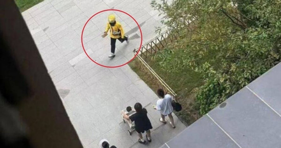 'Boa' cho shipper giao gấp món đồ cứu mạng, khách không ngờ bị dân mạng tấn công